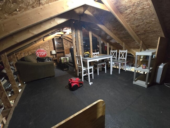 Building Photo - Centrally Located 2-Bed Home with Garage &...