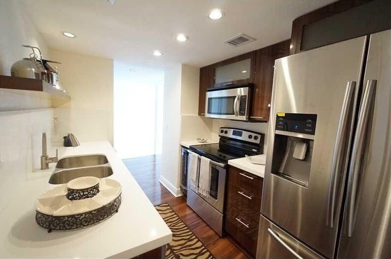 Kitchen - 900 Bay Dr