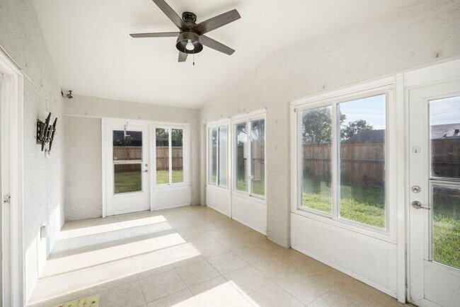 Building Photo - Charming 3?Bed,?2?Bath Home in Apollo Beac...