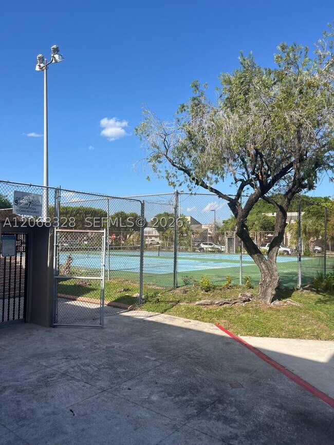 Building Photo - 9139 Fontainebleau Blvd