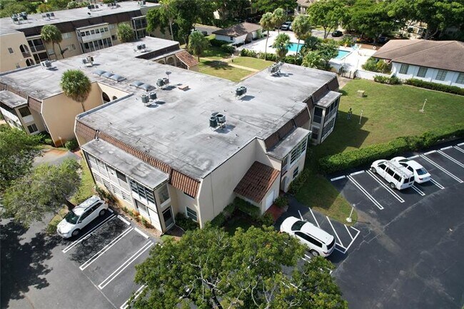 Building Photo - 2710 Riverside Dr