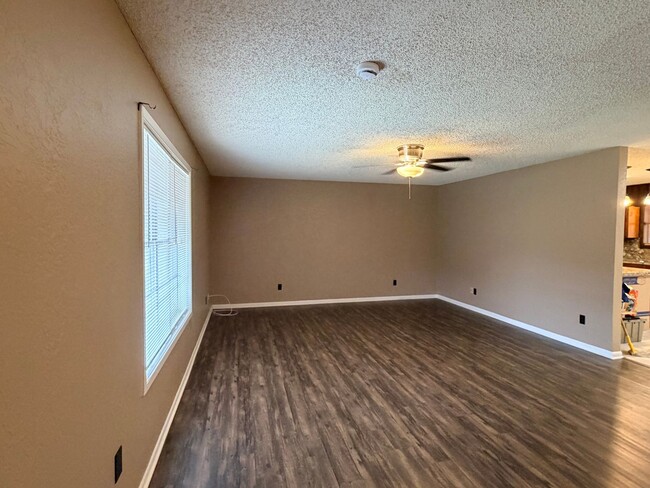 Building Photo - Don't miss out! Large 2/2 apartment
