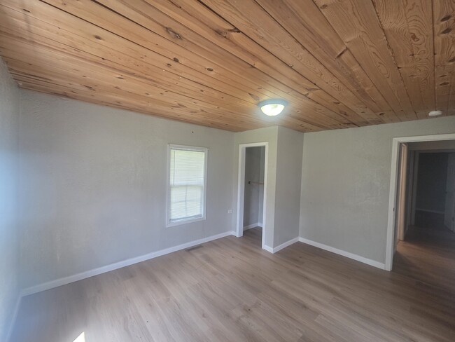 Building Photo - 1820 W Elm St