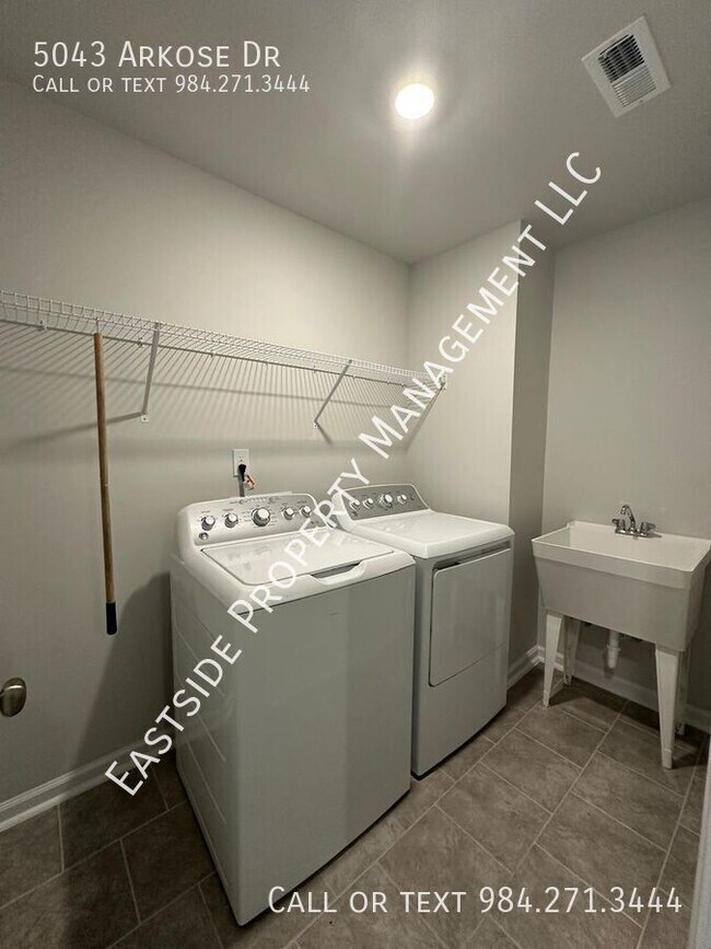 Building Photo - 5043 Arkose Dr