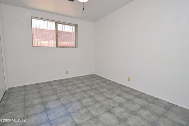Building Photo - 3156 N Vista Del Forte Dr