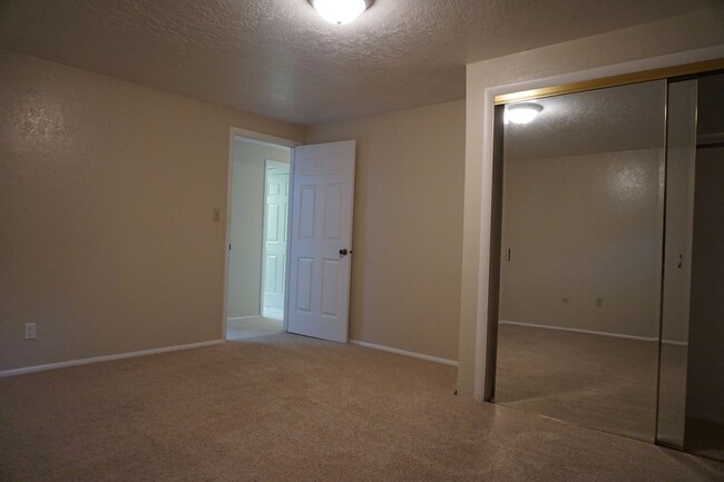 Building Photo - 5 Bedroom Sandy Home