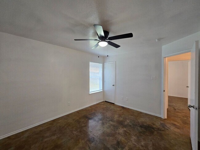 Building Photo - RENT REDUCTION - AVAILABLE NOW!