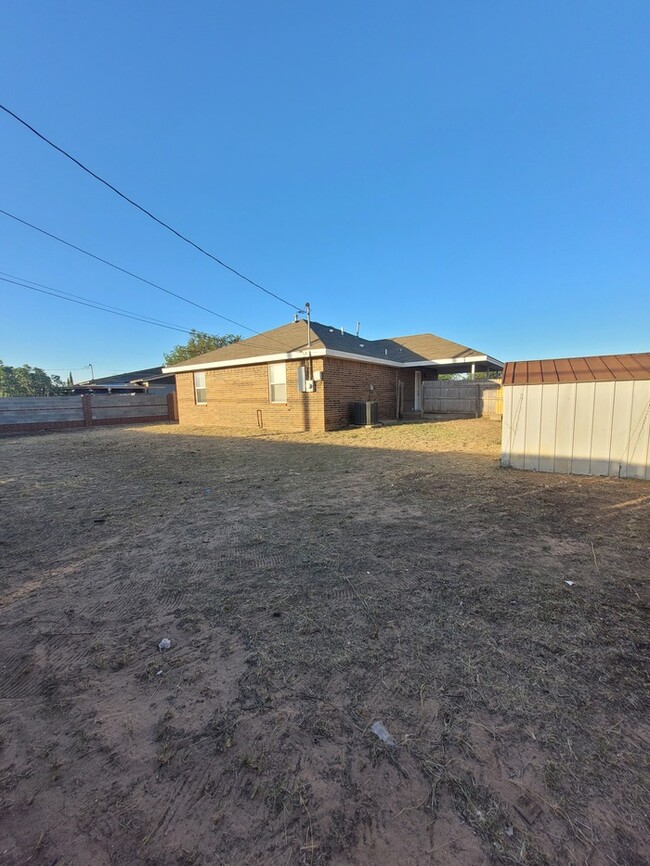 Building Photo - 3 bed 2 bath home with carport, move in re...