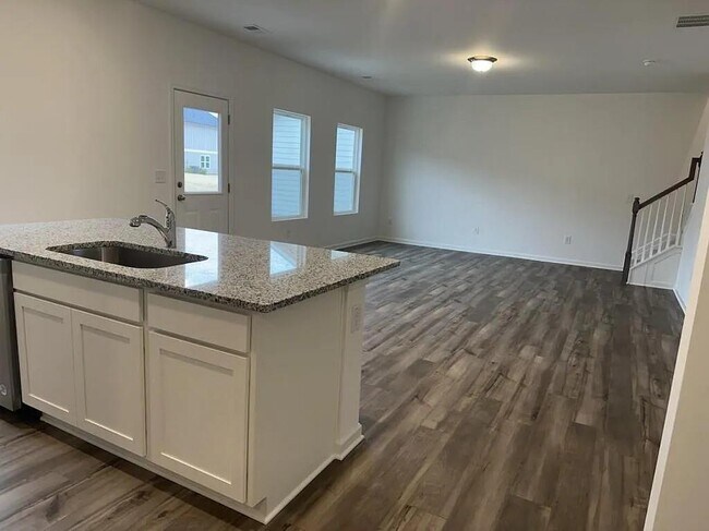 Building Photo - 2069 Boxwood Cir