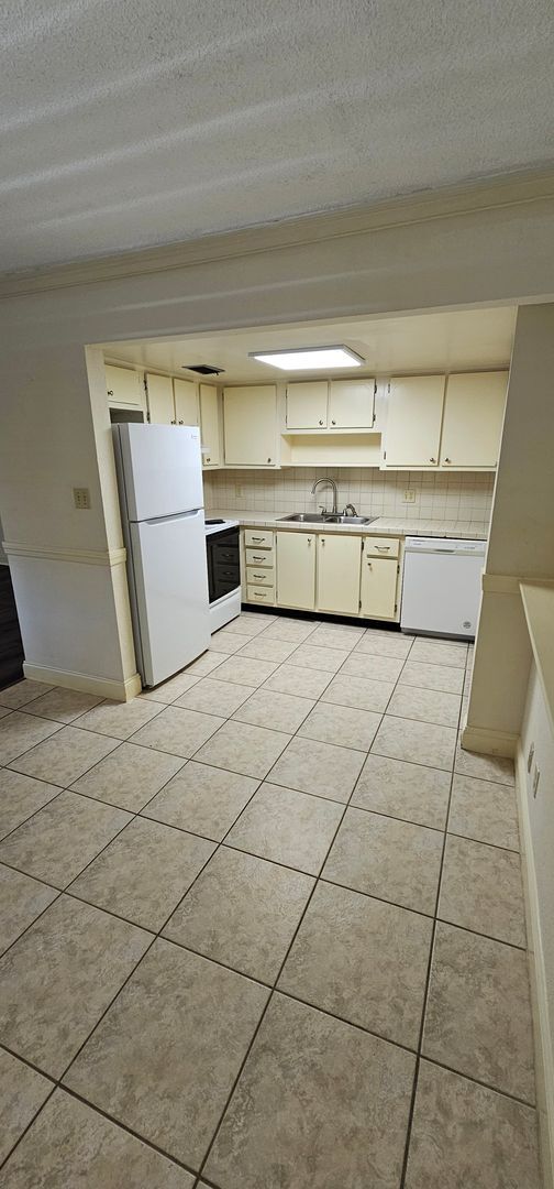 Building Photo - Riverfront Community with Resort Ammenities. 2/2 second Floor.