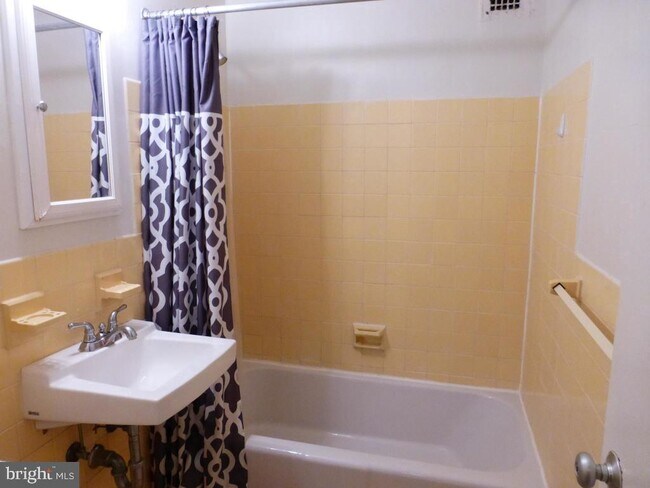 Building Photo - 1121 Arlington Blvd