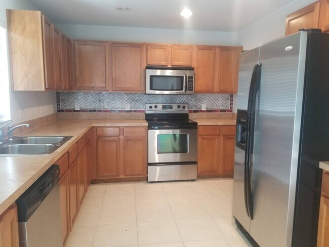 Building Photo - 4 Bedroom /2.5 bath Spacious Home In Sanfo...