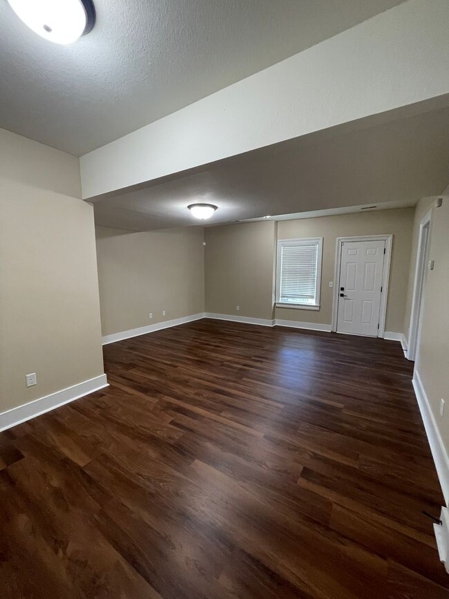 Building Photo - 4 Bedroom and 3 Bathroom Home in a Quiet S...