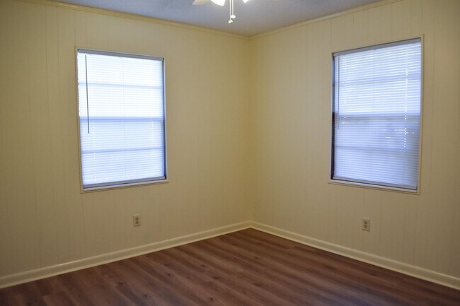 Building Photo - Three Bedroom Two Bath outside Eglin Gates