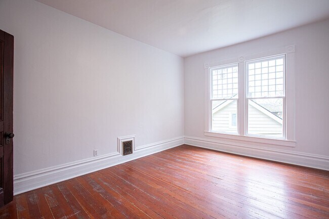 Building Photo - 1940-1946-1946 SW Market St Dr