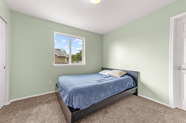 Building Photo - 16640 Rainier View Dr SE