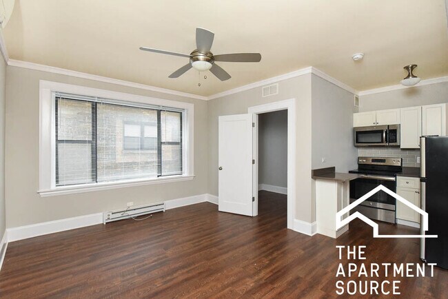 Building Photo - 827 W Lakeside Pl