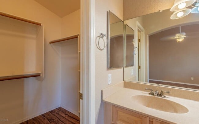 Building Photo - 3Bdrm / 2Ba  Bright & Clean near Thorneydale/Hardy