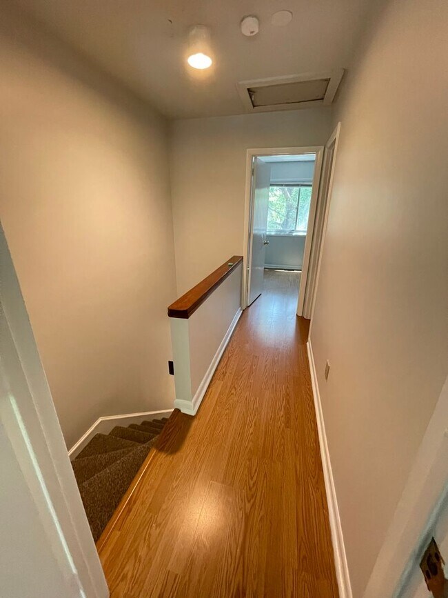 Building Photo - Two BR townhome-style in Chancellor Square...