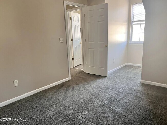 Building Photo - 3 Bedroom & 2.5 Bathroom Townhouse