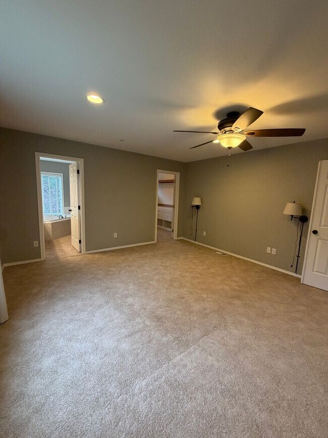 Building Photo - 2060 Hammond Ave