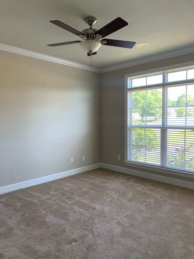 Building Photo - 102 Valley Chase Dr