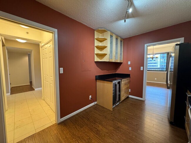 Building Photo - Bright And Spacious 2 Bed 1.5 Bath Condo W...