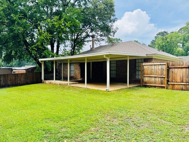 Building Photo - 3- Bedroom Gem !!
