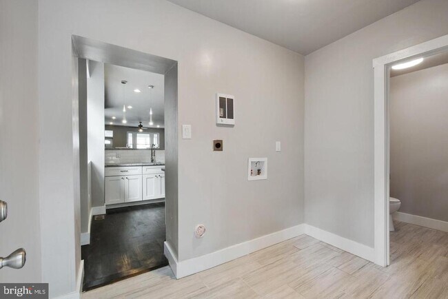 Building Photo - 5445 Ridge Ave