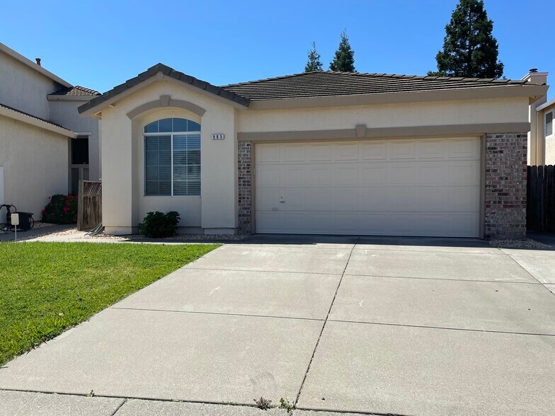 Primary Photo - 905 Sapphire Cir
