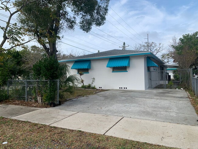 Building Photo - 4 Bedroom 2 Bath Spacious Home