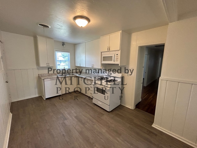 Building Photo - Welcome to 4103 S. Lipscomb! Charming 4 be...