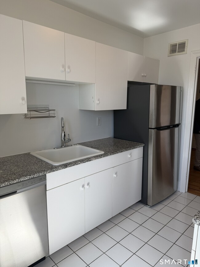 Building Photo - 25 W Elm St