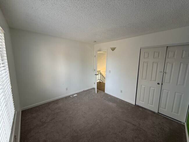 Building Photo - Modern Comfort & Convenience in a Prime Location