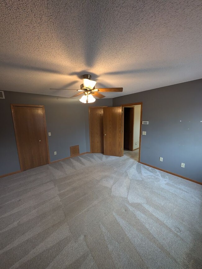 Building Photo - Beautiful 2bed 2bath Home in Mendota Heights