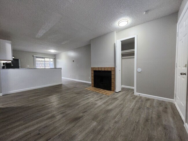 Building Photo - 2922 Straus Ln