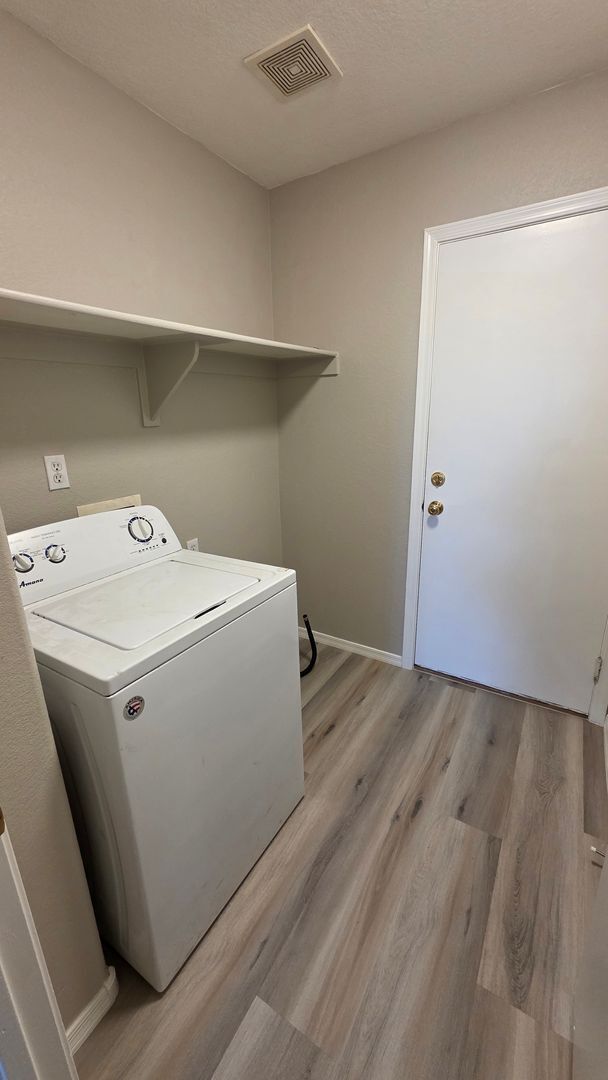 Building Photo - Newly Renovated 3 Bedroom 2 Bath