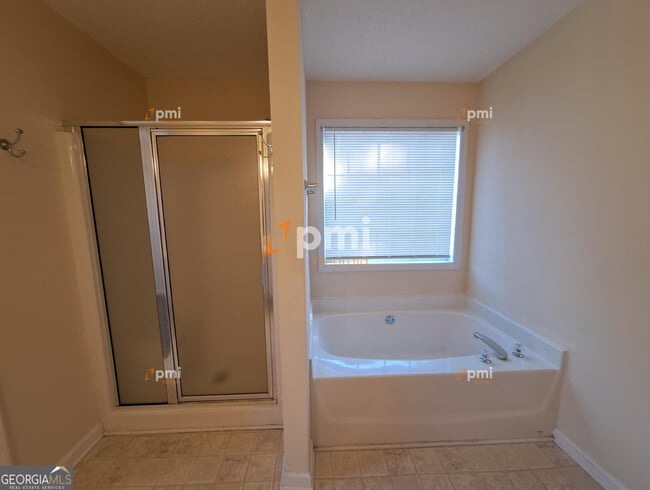 Building Photo - 1311 Vine Cir