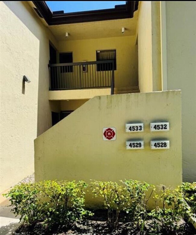 Building Photo - 4529 Carambola Cir S