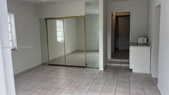 Building Photo - 526 SW 64th Ave