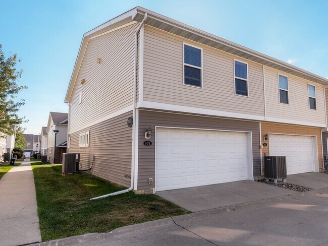 Building Photo - END UNIT!!  3 Bedroom, 2.5 Bathroom Townhome in West Des Moines!