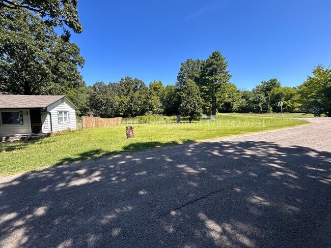 Building Photo - Arkoma Cutie! 2 Bed 1 Bath on giant corner...