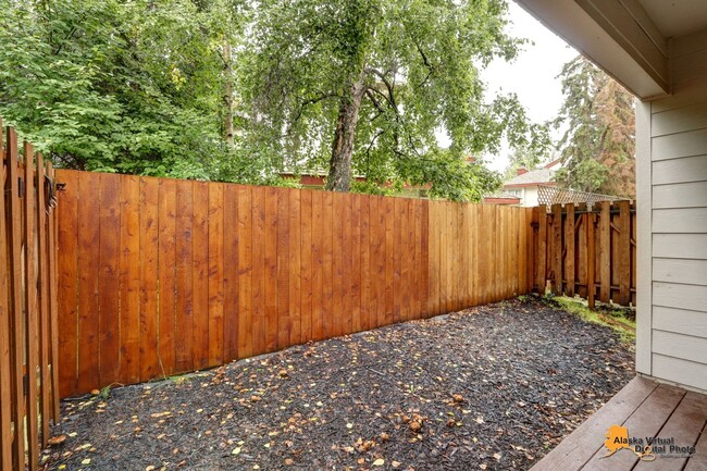 Building Photo - Amberwood Park: Homey Townhouse with Fence...