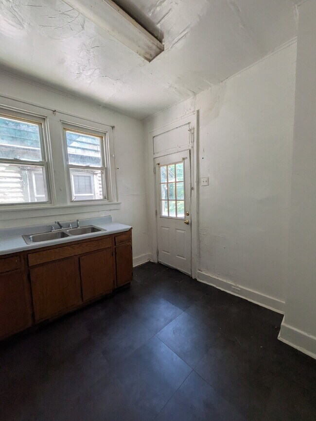 Building Photo - Section 8 approved 3 bed 1 bath home in McKeesport!