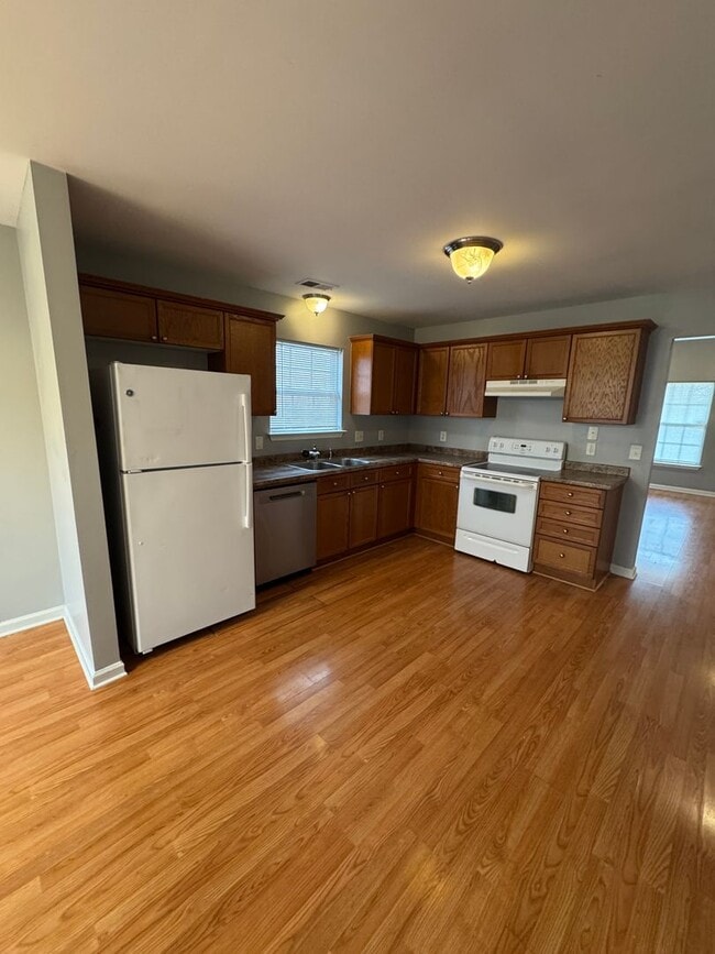 Building Photo - RARE 3-bedroom 2 bath single-family home offers the privacy of a house and a fully fenced in yard...