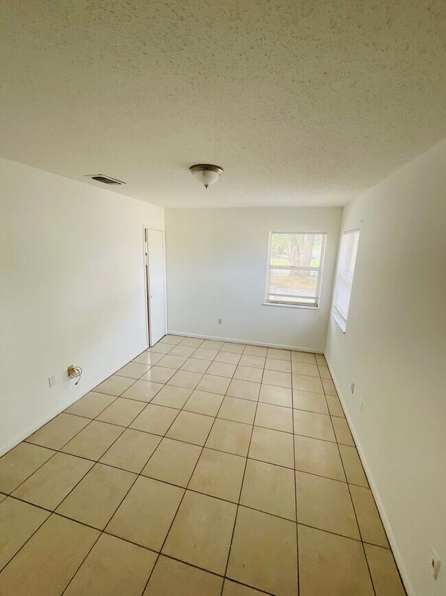 Building Photo - 2/1.5 Side A of Duplex in Fort Pierce