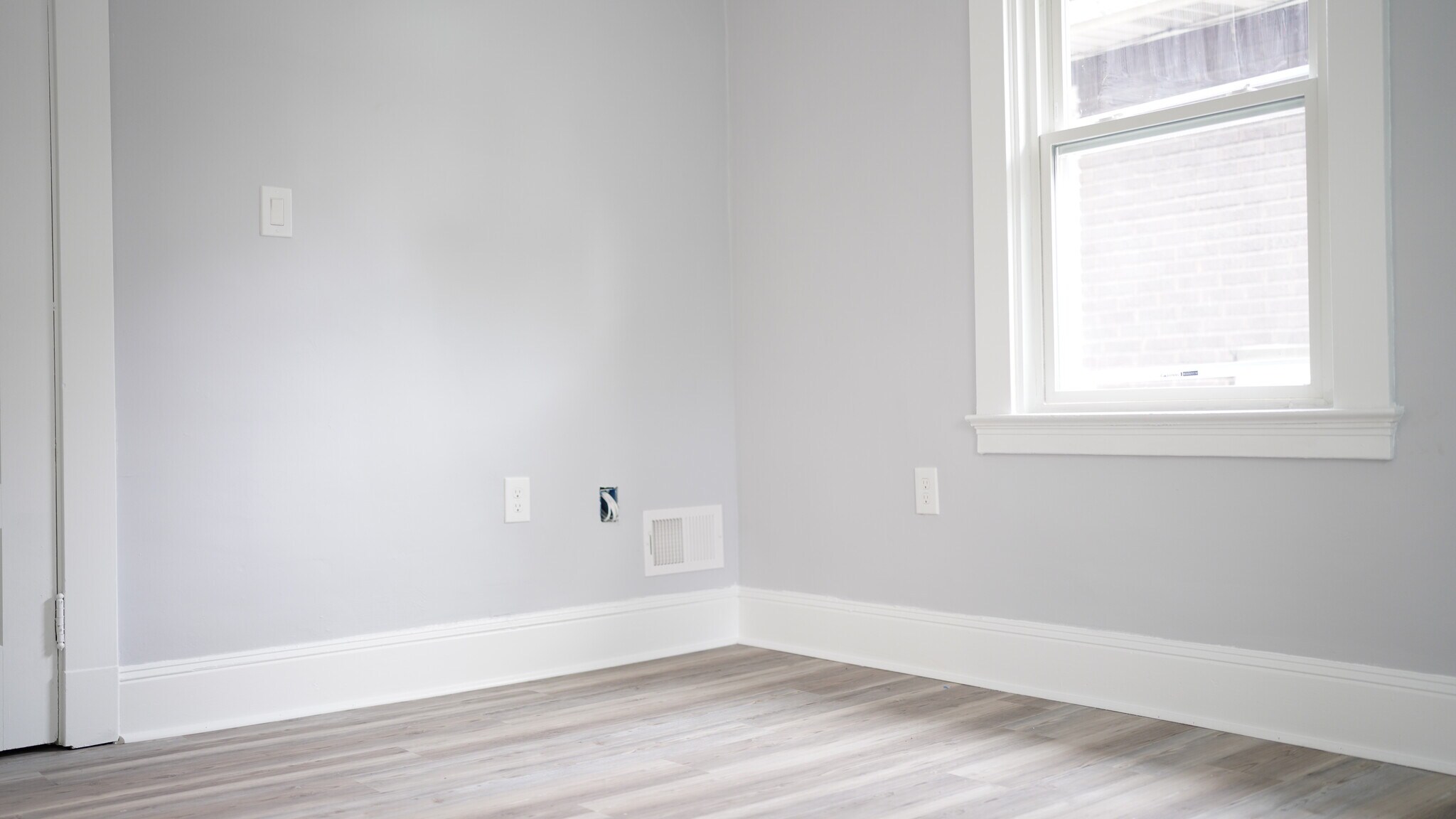 Building Photo - 3370 Parkview Ave