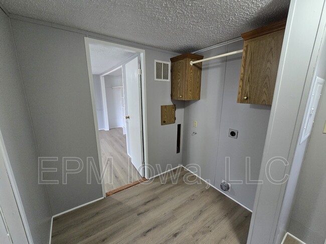 Building Photo - 700 W Ridgeway Ave