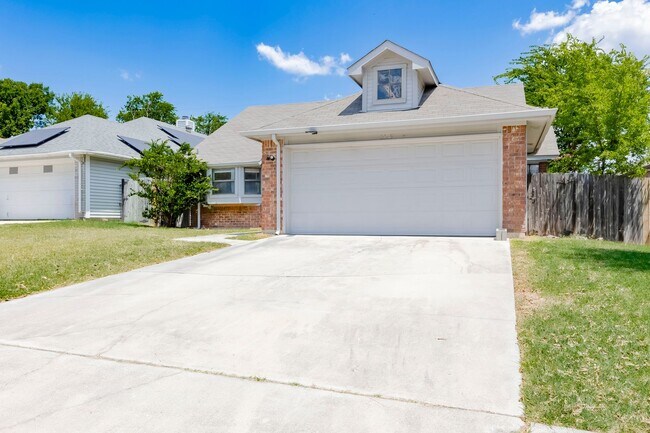 Building Photo - 2015 Newton Dr