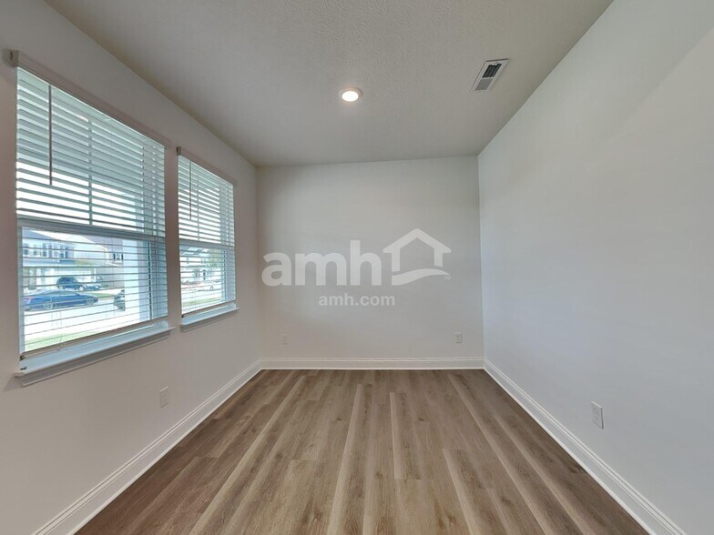 Building Photo - 9202 Henley Ave